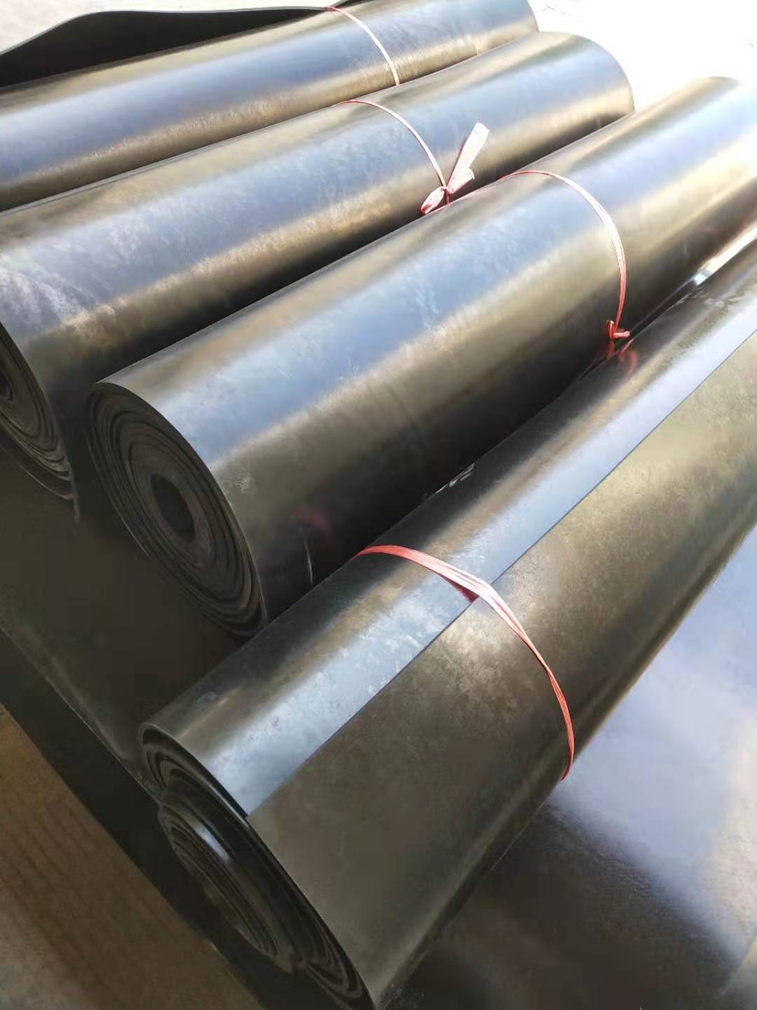 丁腈橡膠板：是由丁二烯和丙烯腈經乳液聚合法制得的，丁腈橡膠主要采用低溫乳液聚合法生產。